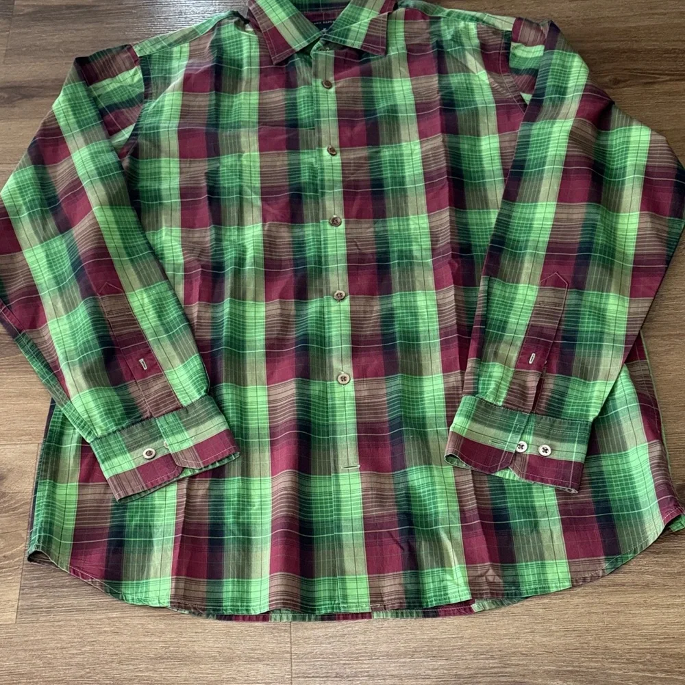 Men's Banana Republic Green and Red Plaid Button Down Shirt. Size M